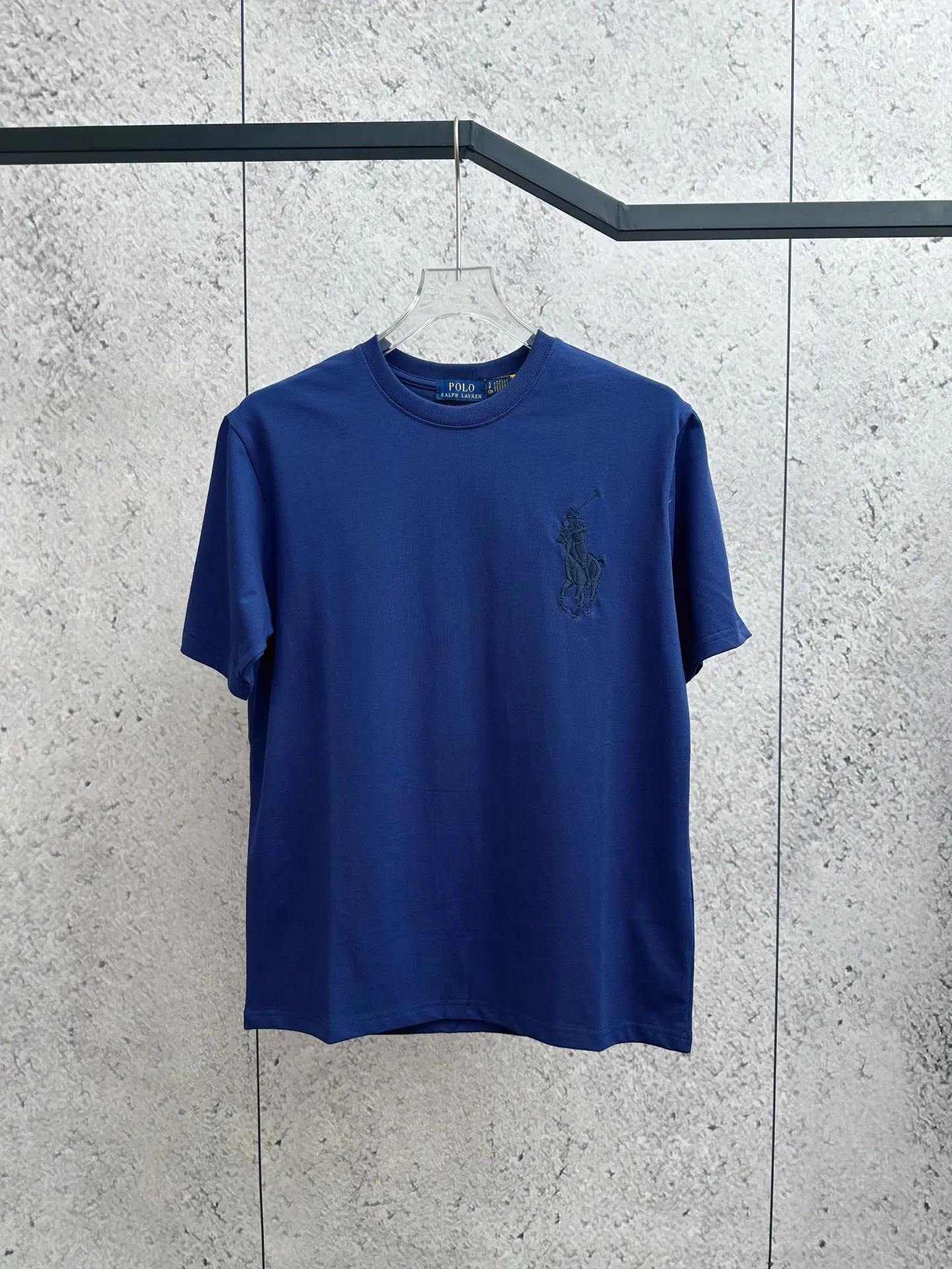 P150 Ralph Lauren/Ralph Lauren 25ss simultaneously launches one-color horse embroidery round neck short sleeves. The main logo on the neck has a QR code mark, which can be scanned for verification, and the detailed horse logo embroidery is all high-density and made with imported Tajima machines, distinguishing it from low-end products on the market. 32 counts, 240g hydrophilic toner, 100% cotton fabric, comfortable and soft, highly breathable, focusing on high-end cost-effectiveness, needless to say good quality. Available in a variety of colors, both boys and girls can try this genderless style, giving them a yuppie tone in no time. Immerse yourself in your leisurely style, and have your own style in retro. Natural, vivid, and very French romantic feelings perfectly integrate the youthful atmosphere with the trend. The clever embellishment of the horse logo embroidery carries all the eye-catching points. Color: black, white, navy blue, gray Size: S-xL